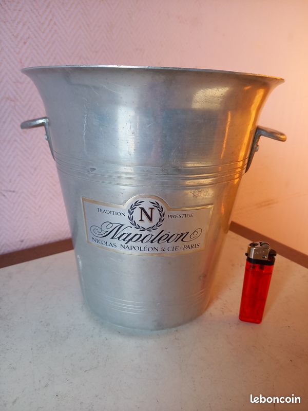 Ancien seau à champagne NAPOLEON en alu pour déco.EN MAIN PROPRE (image 1)