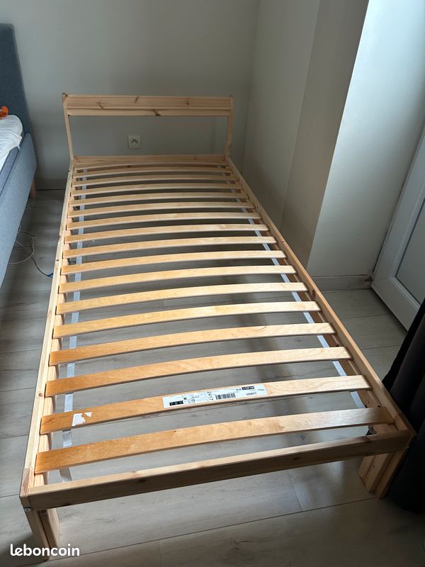 Lit simple IKEA NEIDEN 90×200 avec sommier LURÖY – très bon état – (image 1)