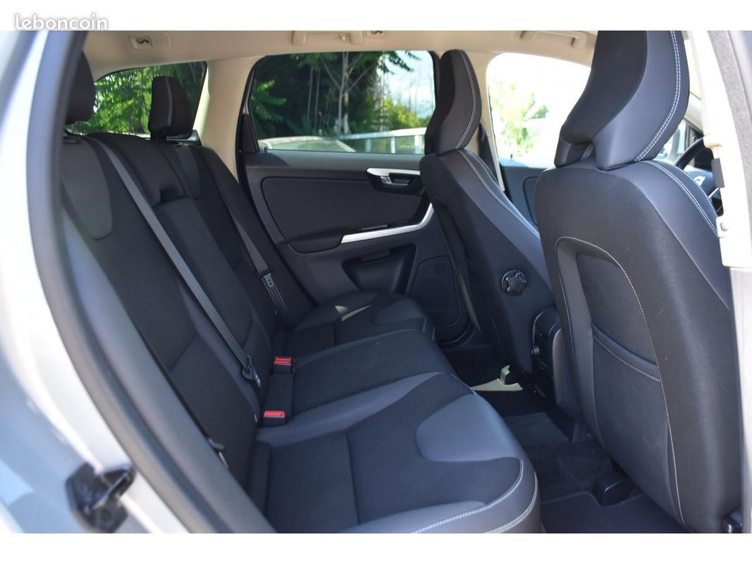 VOLVO XC60 D5 FAP AWD - 205 - BVA Geartronic Momentum (image 4)