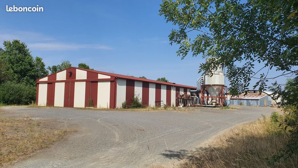 Maison 975 m² · à La Châtaigneraie · 975 m² · 438 900 €
