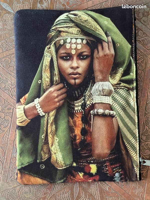 Pochette ethnique d'inspiration Berbère, en couleur, fabriquée au Maroc (image 1)