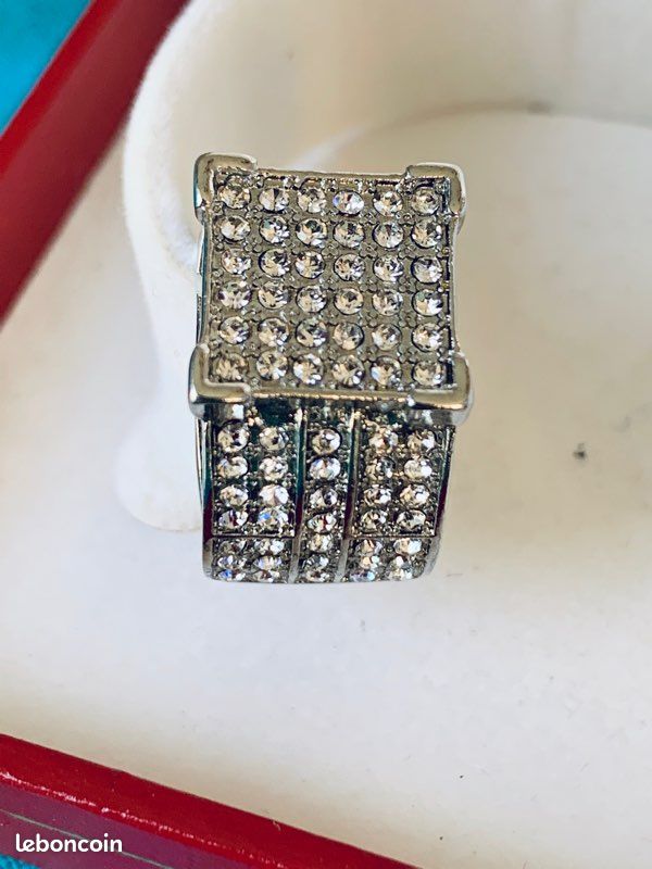 Bague Fantaisie chevalière neuve ornée de strass Diamètre intérieur 1,7 cm (image 1)