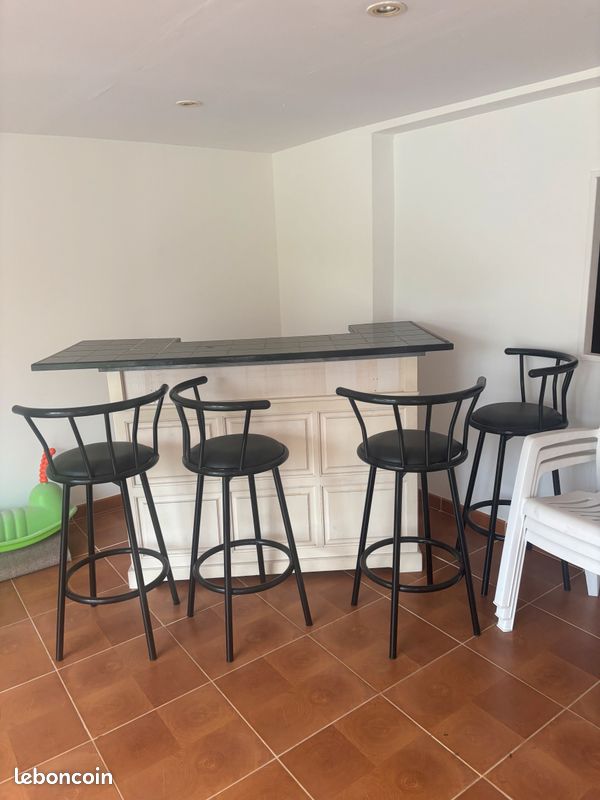 Bar avec chaises hautes (image 1)