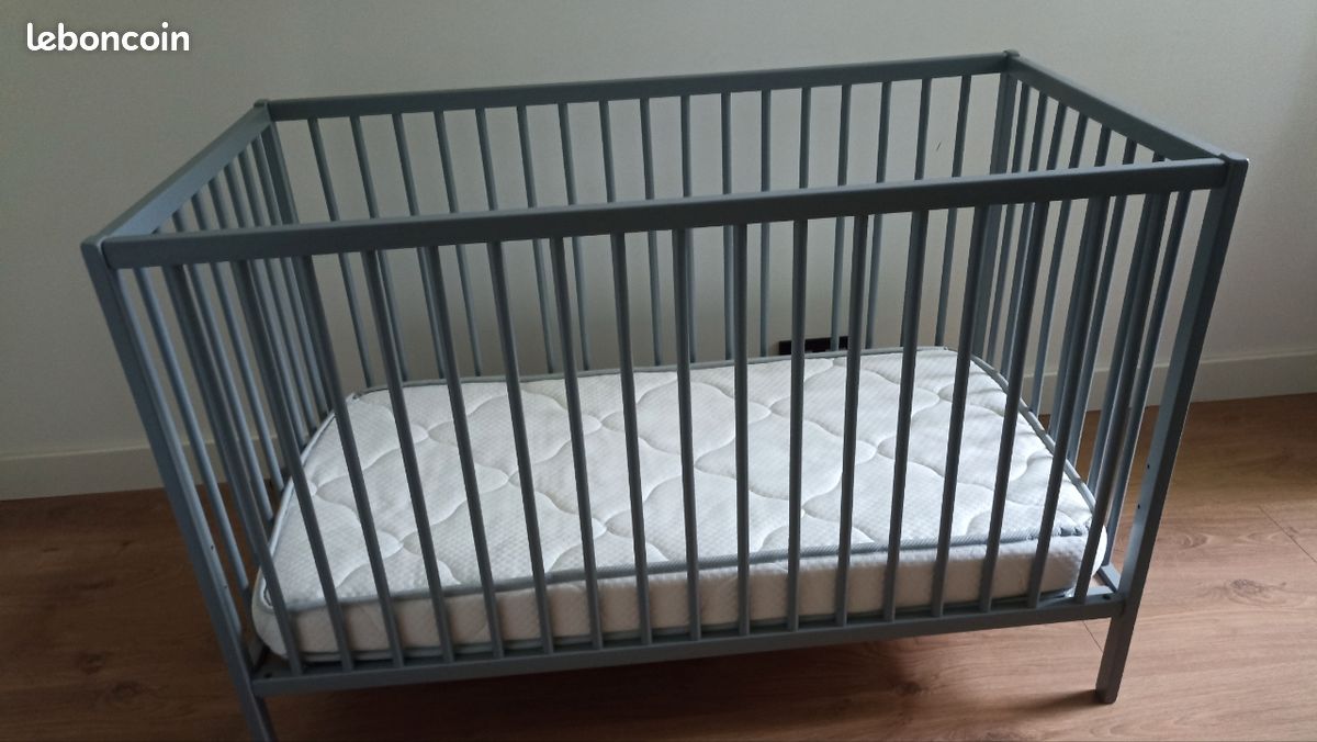 Lit à barreaux gris en bois et matelas (image 1)