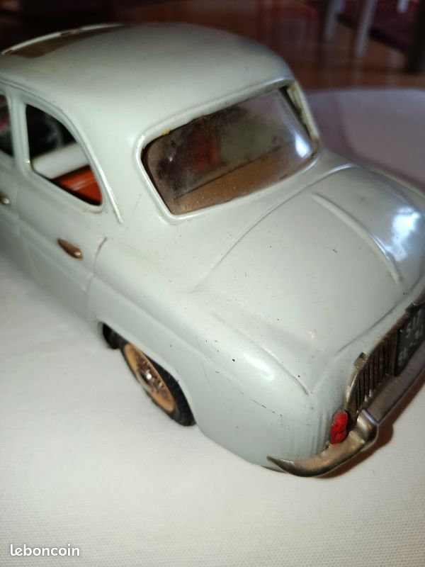 Renault dauphine (turquoise) joustra à friction