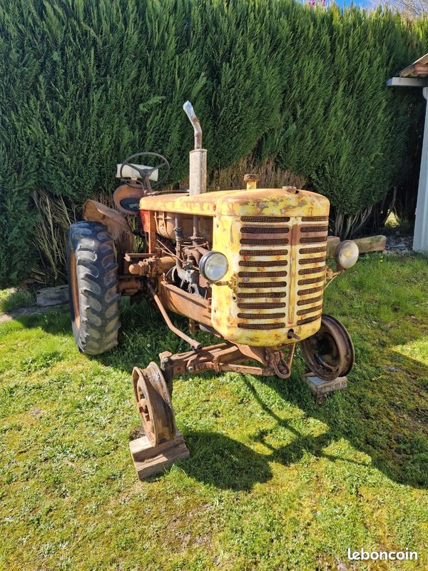 Tracteur Renault R3042 Par Universal Hobbies – Miniature échelle 1:16, état Comme Neuf
