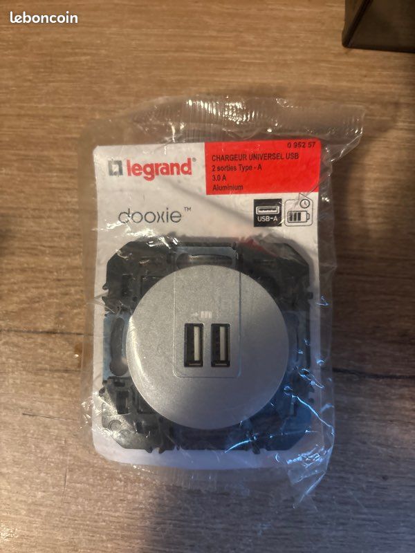 Prise mural USB Legrand (image 1)