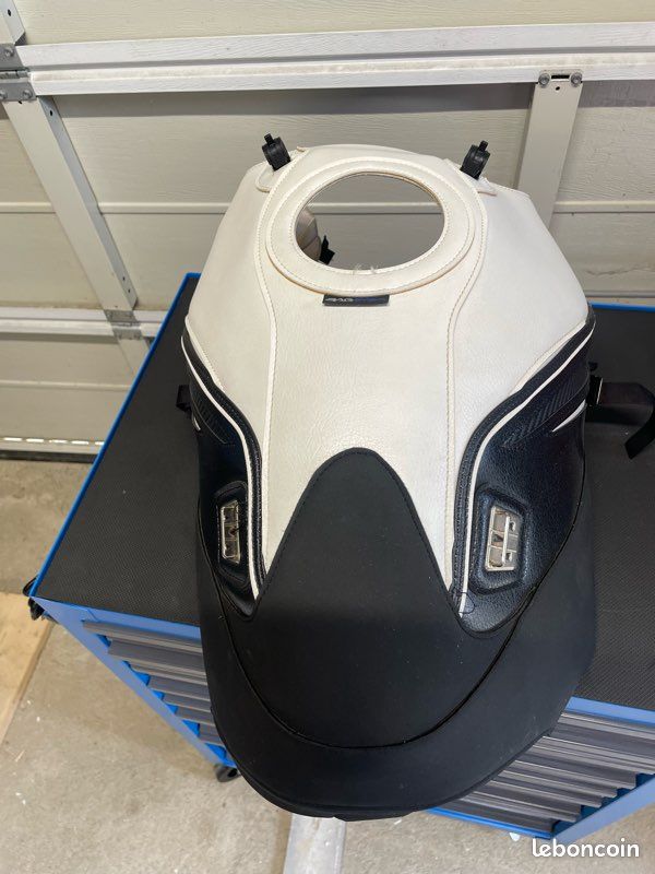 Protégé réservoir de marque bagster cb1000r (image 1)