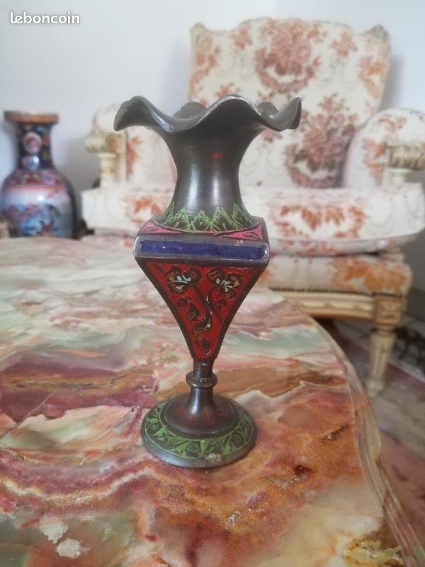 Petit vase soliflore en bronze/laiton gravé et émaillé polychrome – Artisanat oriental / Inde (image 1)