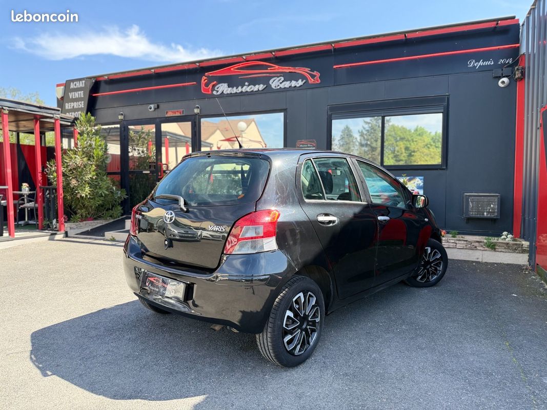 TOYOTA YARIS 1.4 - 90 D-4D Lounge (image 2)