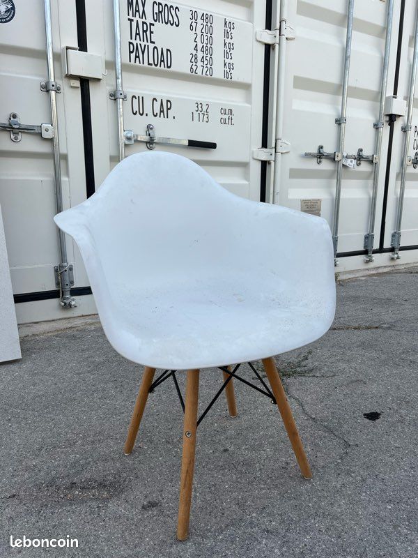 2 chaises scandinaves (image 1)
