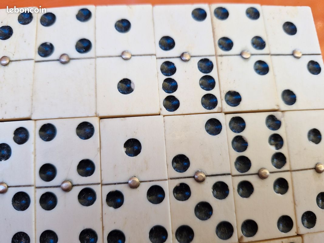 ANCIEN JEU COMPLET DE 28 DOMINOS ( Fait mains 1950