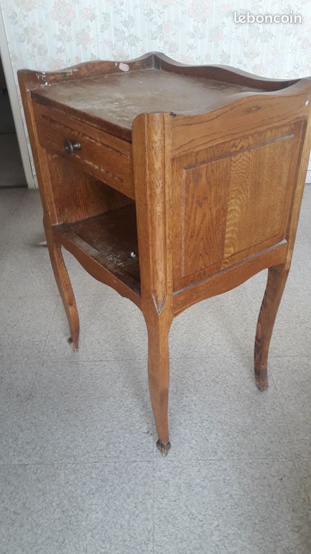 Petite commode de chevet de style en chéne (image 2)