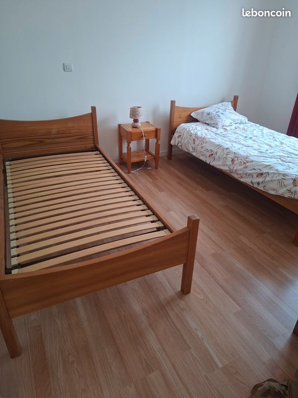 Deux lits 1 personne +,1 table de chevet (image 2)