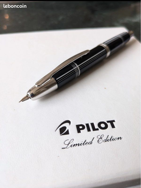 Stylo Plume Pilot Capless En Laque Noir - Plume Or 18 Carats, Finition Platinum, Occasion