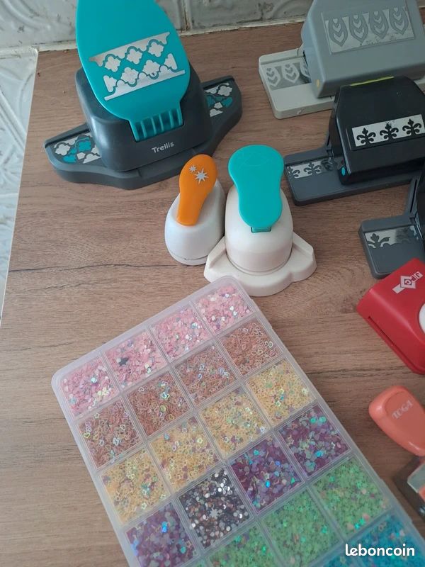 🎨✨ Gros lot de matériel de scrapbooking – Tampons & perforatrices ✨🎨 (image 2)