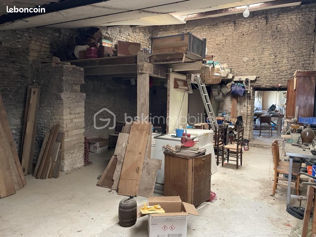 Maison 6 pièces 240 m² · à Vérines · 240 m² · 118 000 €