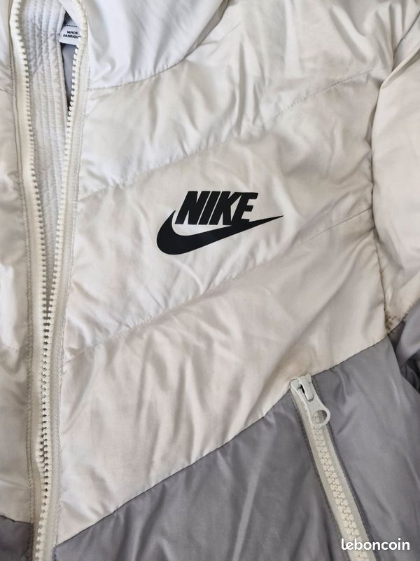 Très belle doudoune Nike acheté chez Nike blanche et grise taille s enfant très bonne état (image 2)