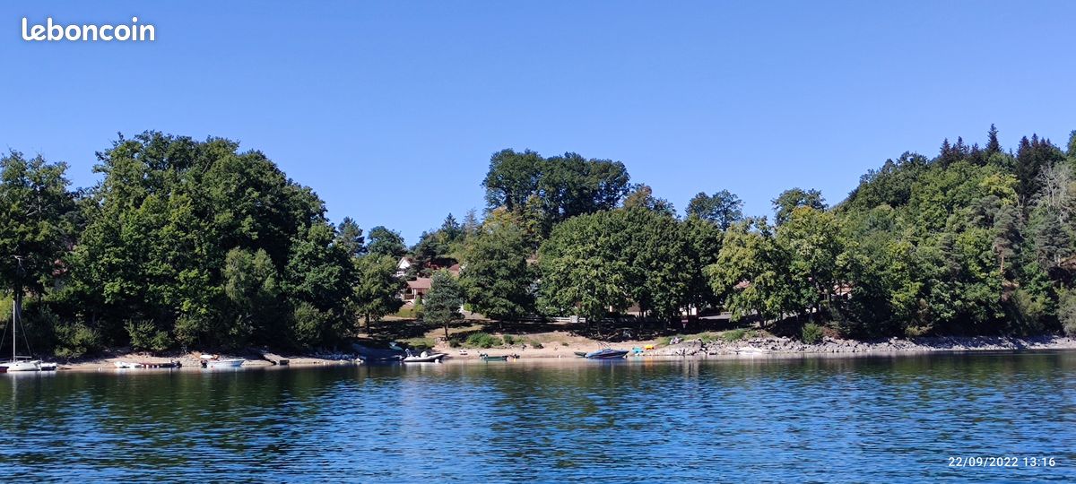 Chalet classé 3* , bord du lac, calme, lits faits, randos, piscine partagée, pêche, barque (image 17)