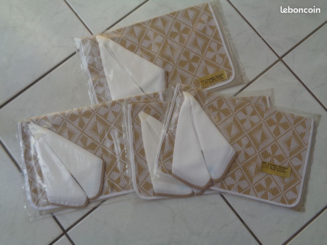 Set de table et serviette assortis neufs (image 1)
