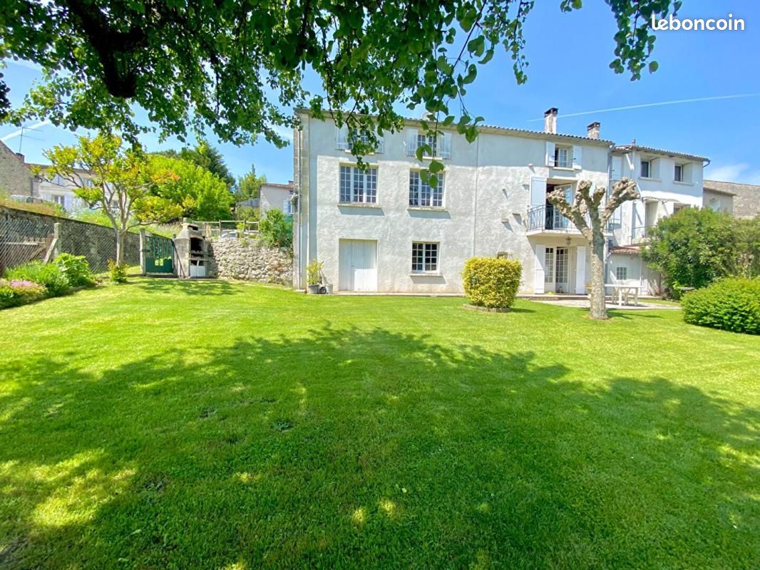 Maison 6 pièces 177 m² · à Saint-Césaire · 177 m² · 179 000 €