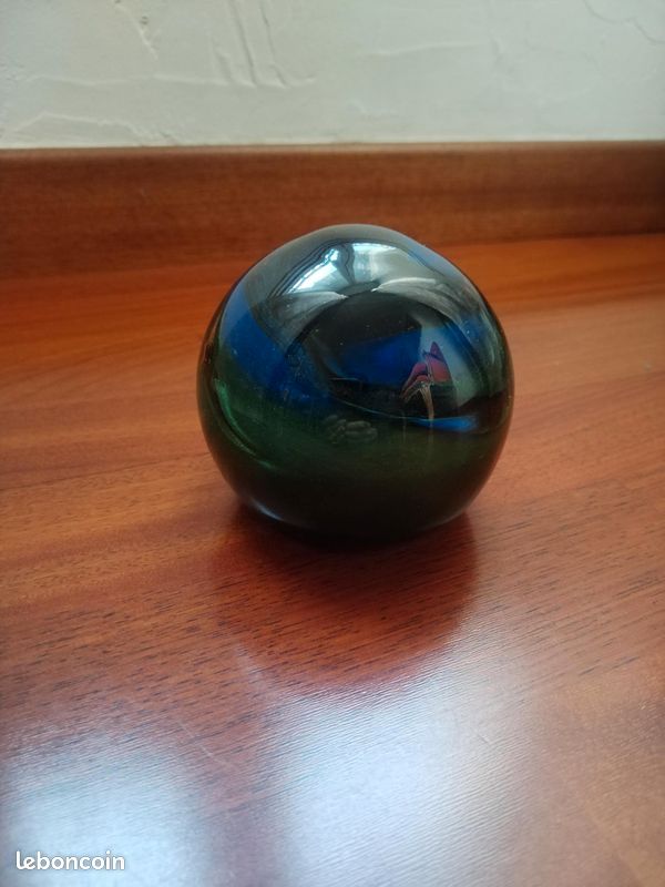 Grand sulfure / presse-papier boule en verre vintage, beaux tons verts, bleu et noir. Très bon état général, petite rayure quasi invisible. Dimensions env. Ø11 x H9 cm. Bel objet décoratif ou de colle (image 2)