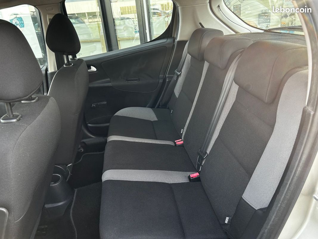 Peugeot 207 1.4i 75CH Premium (image 9)