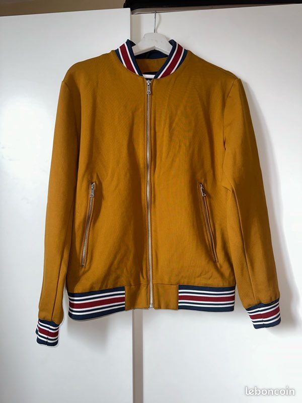 Pull Zara de la taille M, de couleur jaune
