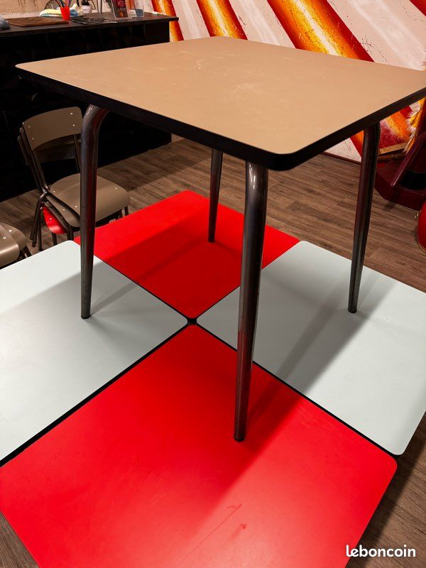 Lot de 12 chaises et 5 tables rétro-design « Les Gambettes » (image 2)