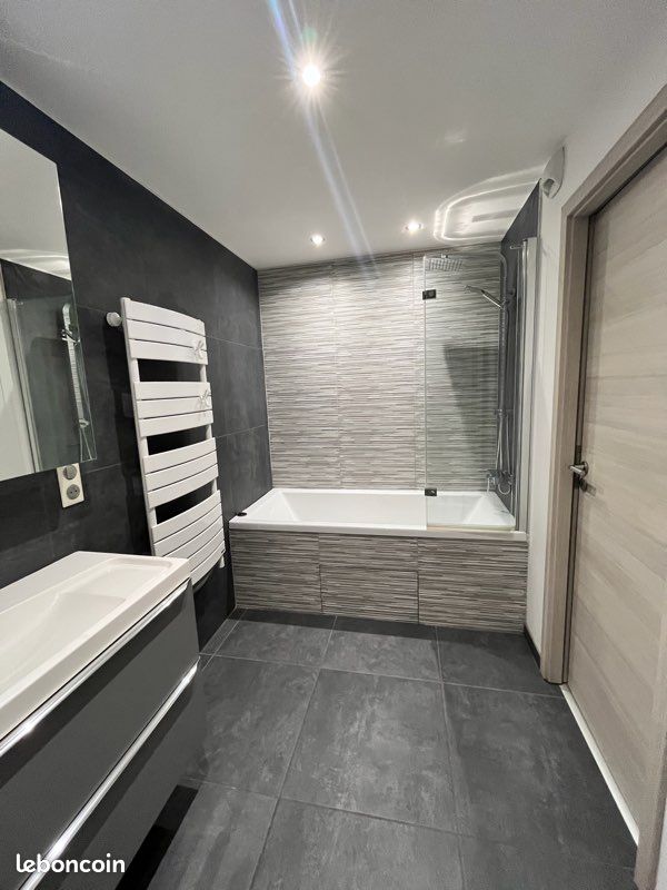 Parking 100 m² · à Dompaire · 100 m² · 790 €/mois