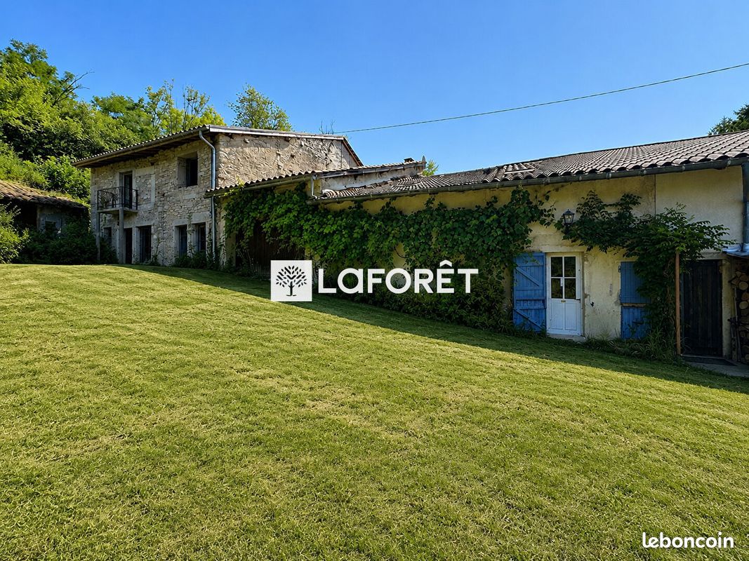 Maison 8 pièces 141 m² · à Montfleur · 141 m² · 170 000 €