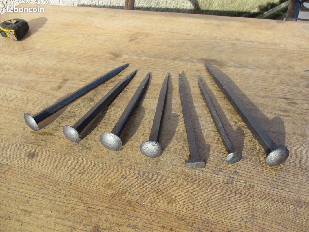 Lot de 7 anciens et énormes clous de charpente en fer forgé (image 4)