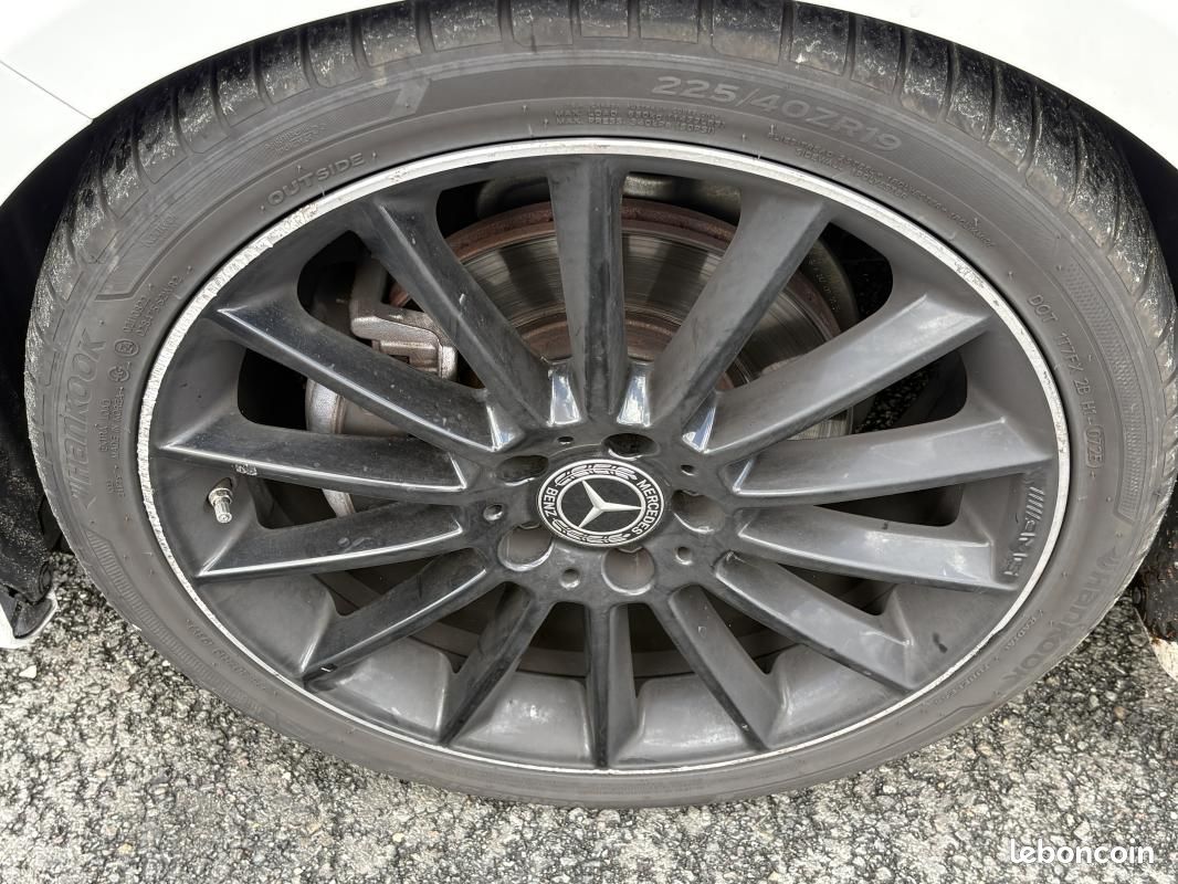 Mercedes Classe A A200D moteur mercedes pack AMG ( éclairage d'ambiance, Toit Ouvrant, Siège élec... (image 39)