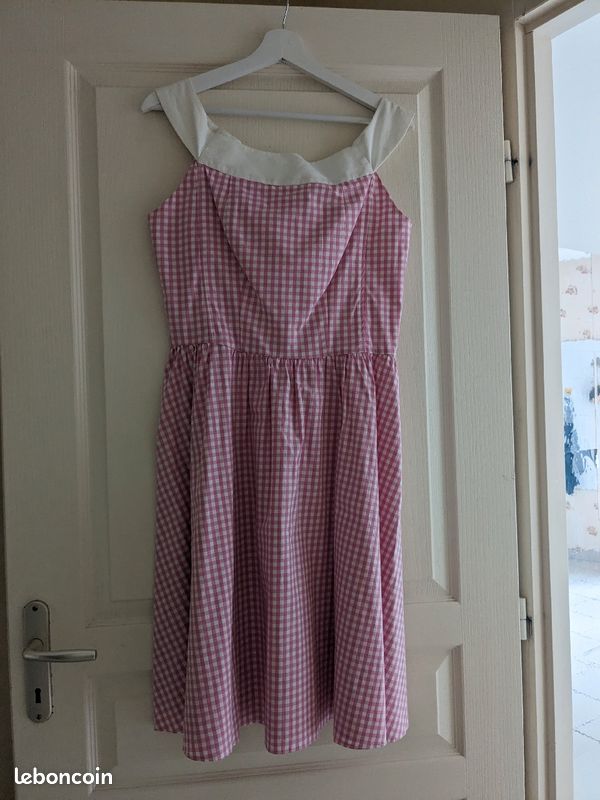 Robe Barbie taille 40 pour 20 Euros (image 1)