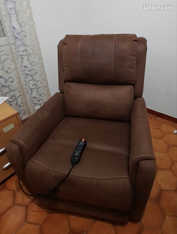 Fauteuil relevateur électrique 2 moteurs – bon état (image 1)