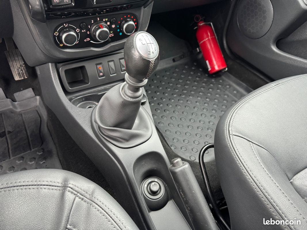 DACIA DUSTER Black Touch TCE 125Ch 4x2 (image 11)