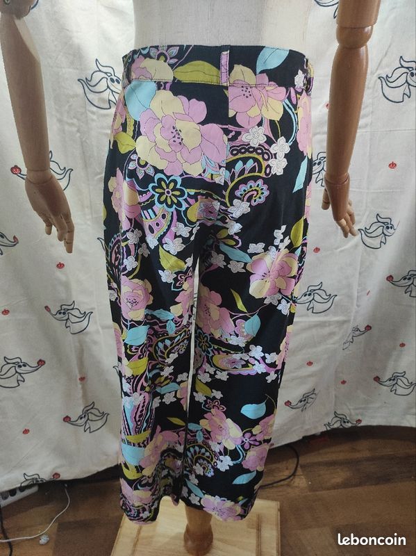 Pantalon fleur année 70 Jennyfer 
Jennyfer 
Super Couleur
Taille 38 
Bon état (image 3)