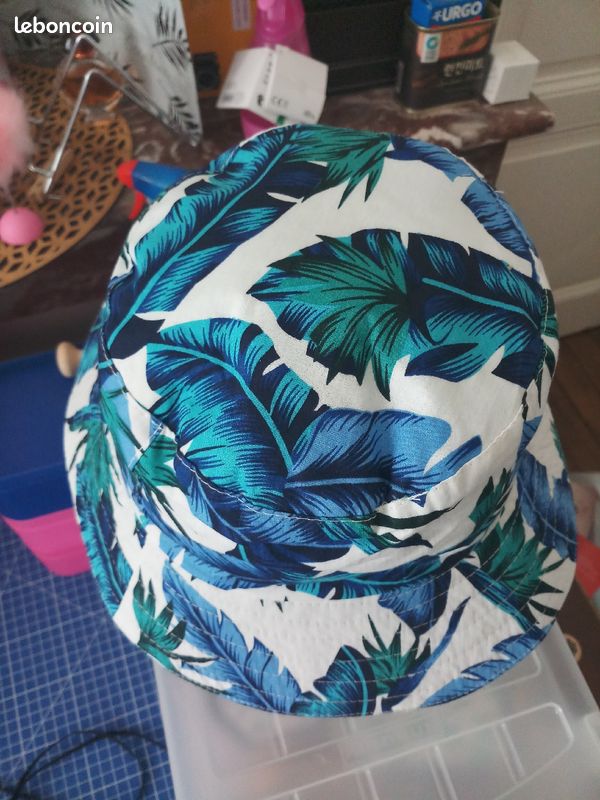 Blue Leaves Unisex Bob Chapeau - Bucket Chapeau (image 1)