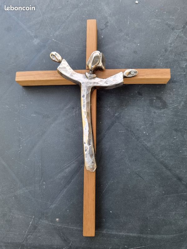 Beau crucifix contemporain (image 1)