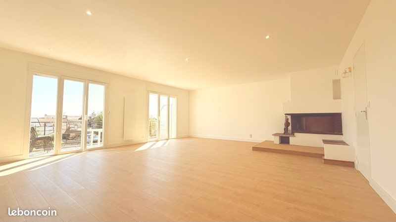 Maison 9 pièces 200 m² · à Saint-Denis-de-l'Hôtel · 200 m² · 349 000 €