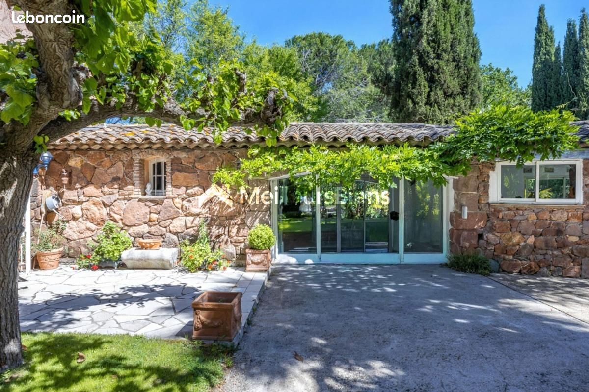 Maison 8 pièces 233 m² · à Roquebrune-sur-Argens · 233 m² · 949 000 €