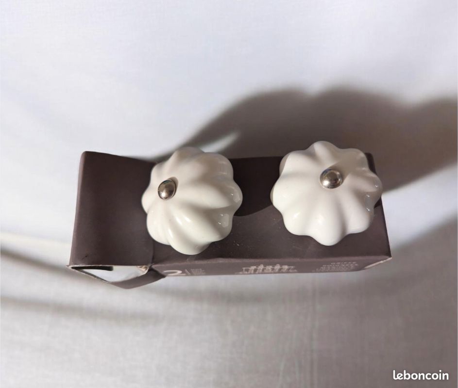 Lot de 2 poignées boutons de meuble en céramique blanche - style fleur (image 1)