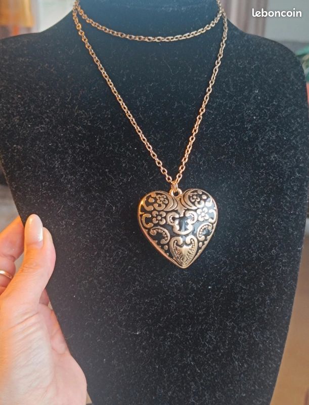 Collier Vintage Maillons Cœurs Gravés Couleur Or - Bijou Charmant Et Rétro - Occasion - Parfait Pour Un Look Romantique
