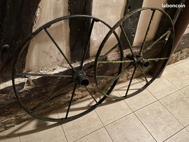 Ancienne paire de roues de charrette diligence en métal (image 2)