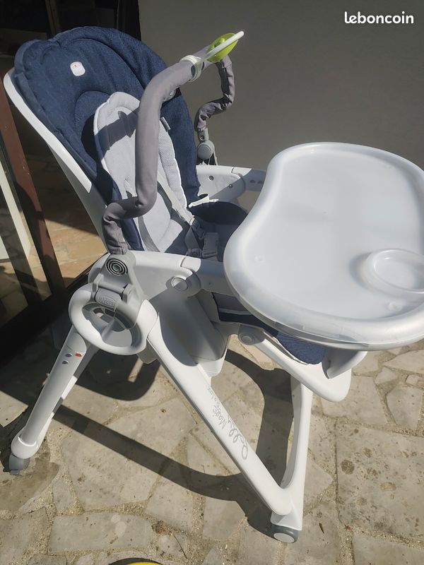 Chaise haute bébé avec tablette (image 2)