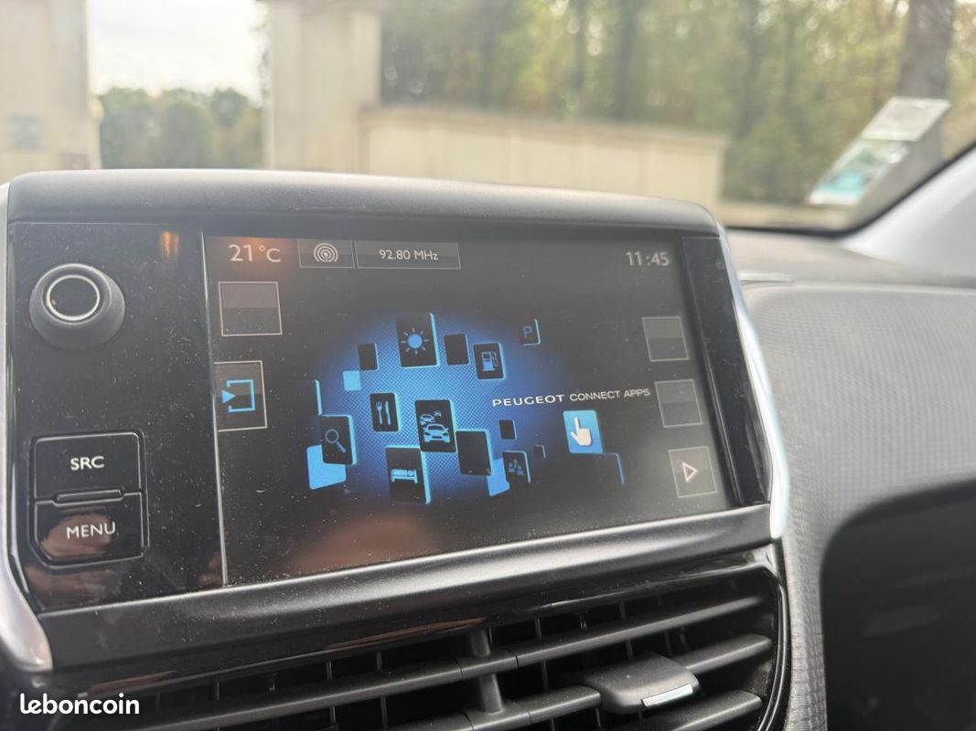 PEUGEOT 2008 1.2i 110CH BV EAT6 Allure (image 19)