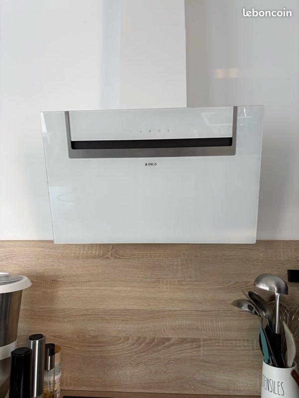 Hotte Murale KKT KOLBE Easy 60 Cm Incline Verre Blanc Et Inox – WiFi Connectée – A+++