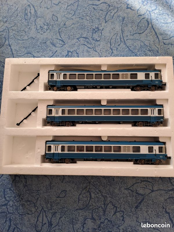 DEUX REMORQUE INTERMÉDIAIRE une 1 ère et une 2 ème classe tgv
