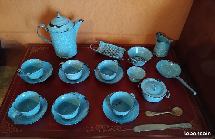 Cafetière Art Déco, tôle émaillée bleue de brins de muguet