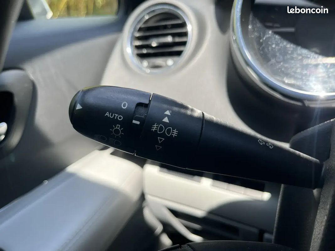 Peugeot 3008 2.0 HDI 150CH Féline / 1ERE MAIN / ENTRETIEN COMPLET / FULL OPTIONS / TOIT PANORAMIQUE (image 32)